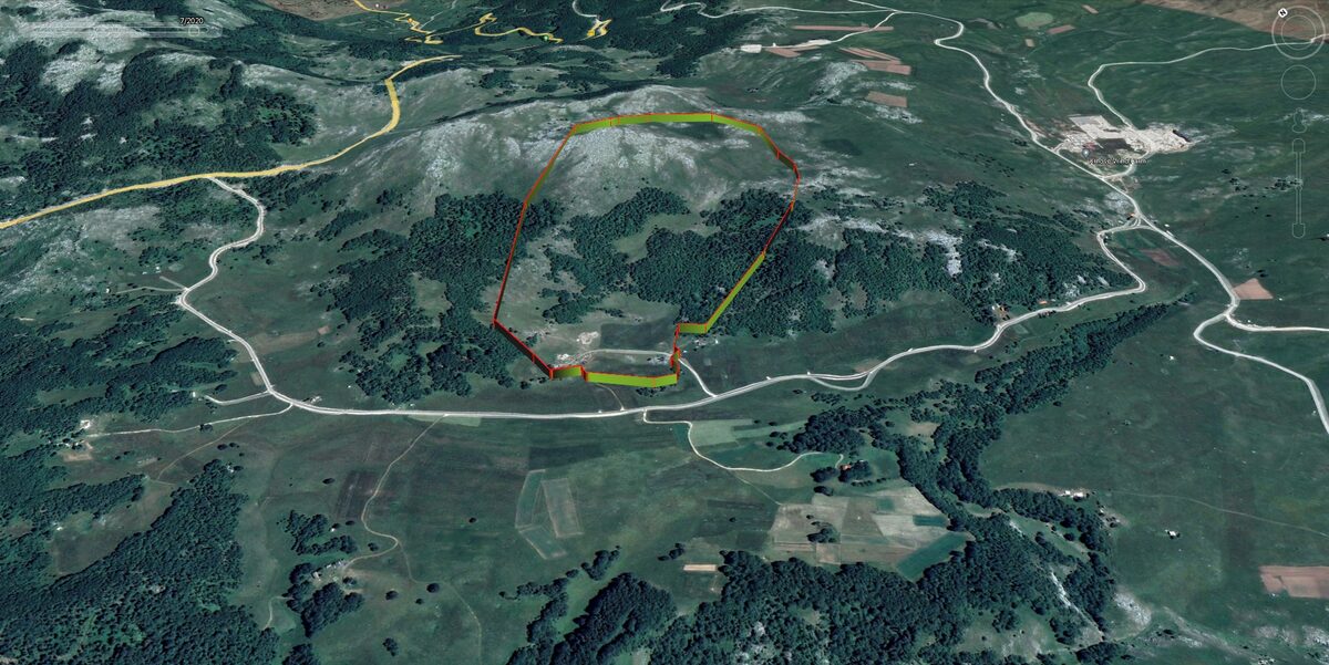The estate boundary on a 3D terrain view of the plateau, with the Krnovo wind farm beyond.