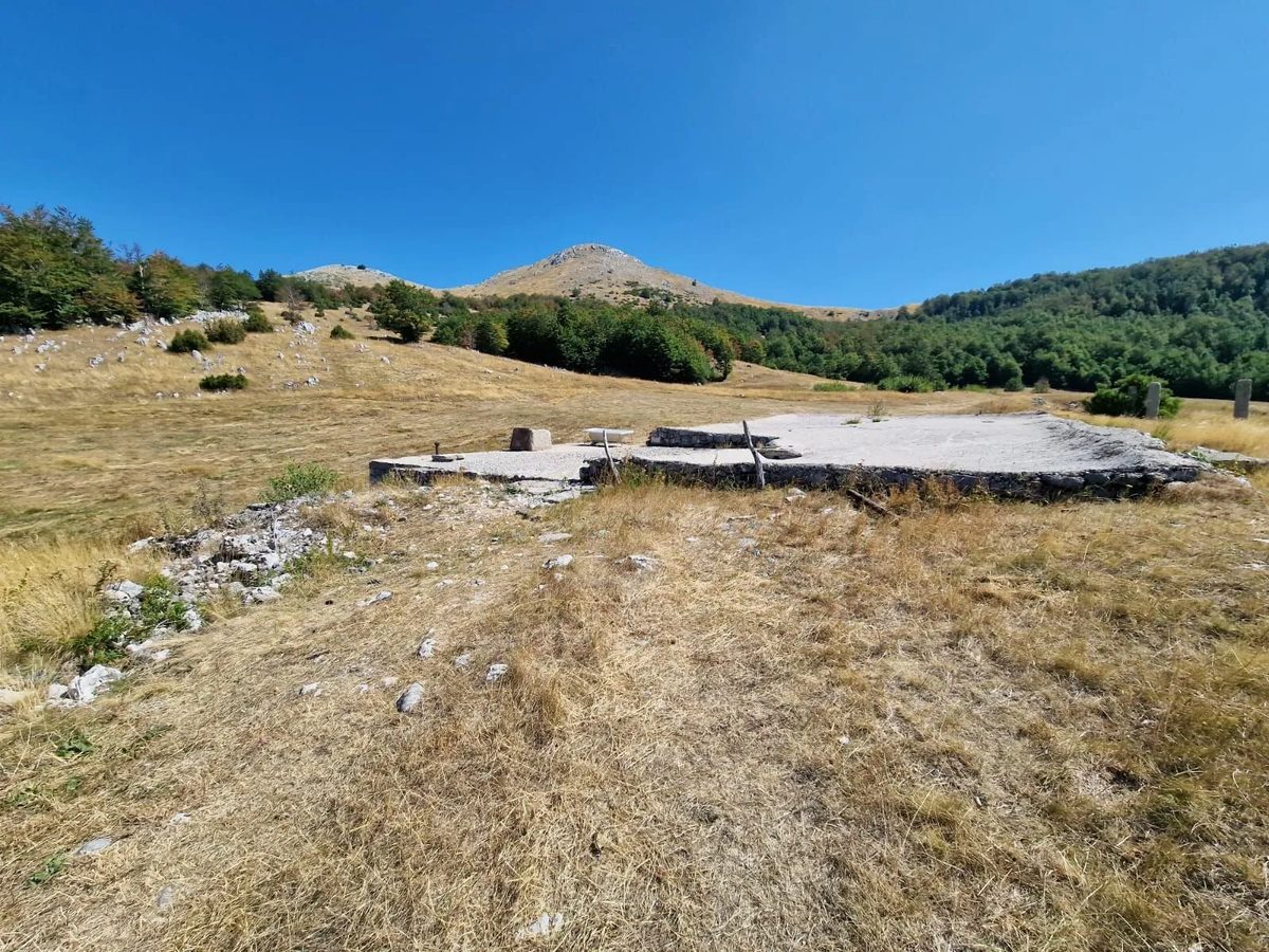 The water cistern beside the house.