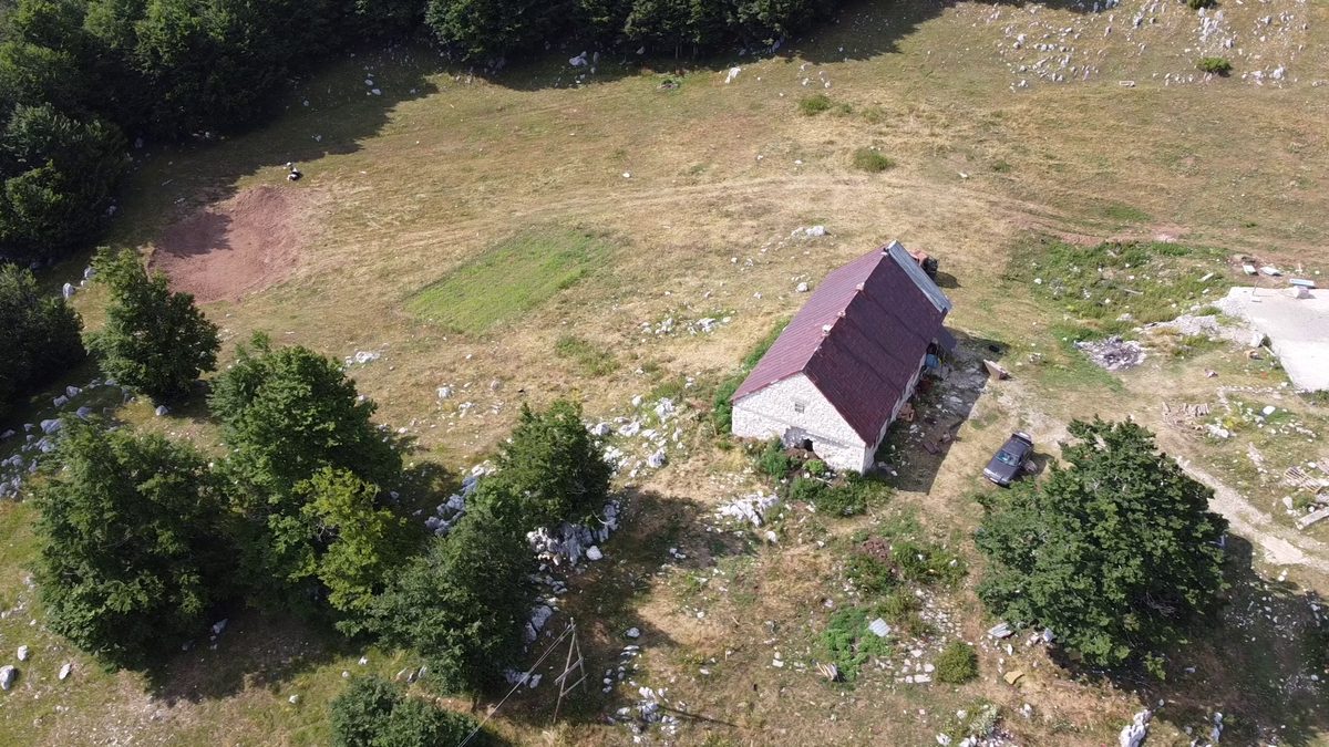 The house, its yard and the water cistern from directly above.